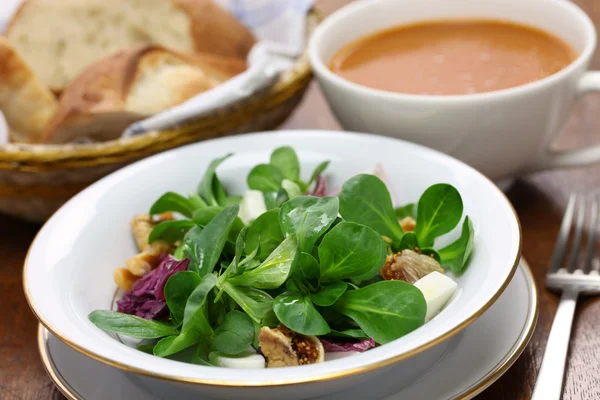 Ensalada de maíz fresco con pan y sopa — Foto de Stock