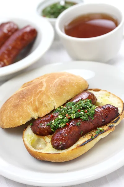 Choripan, argentinský styl chorizo hot dog — Stock fotografie