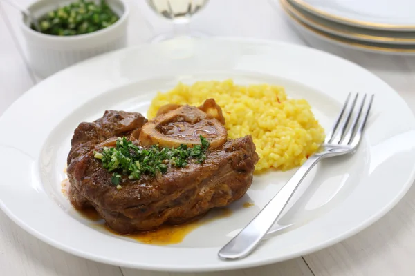 Ossobuco allá milanese, cocina italiana —  Fotos de Stock