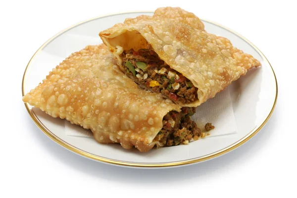 ev yapımı pastel, beyaz zemin üzerine izole Brezilyalı snack