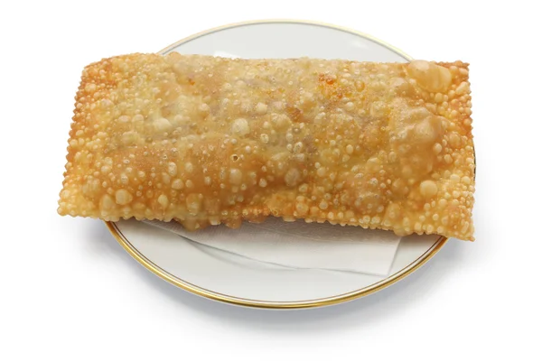 ev yapımı pastel, beyaz zemin üzerine izole Brezilyalı snack