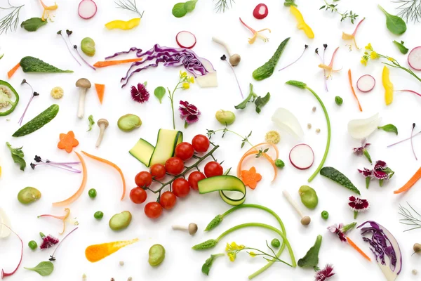 Surtido de verduras frescas sobre fondo blanco, concepto de alimentación saludable — Foto de Stock