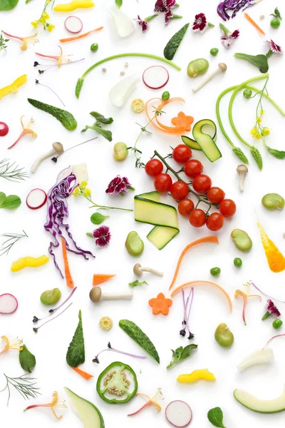 Ассортимент свежих овощей на белом фоне, концепция здорового питания — стоковое фото