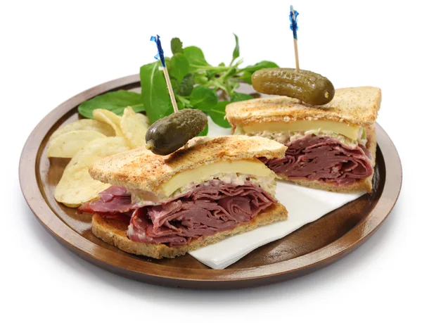 Reuben sandviçi pastırma ve İsviçre peyniri ile — Stok fotoğraf