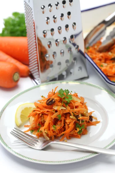 Riven morot salad(carottes rapees) och rivjärn — Stockfoto