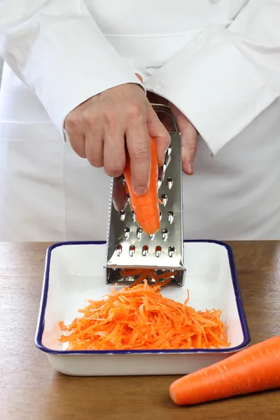 Виготовлення тертого морквяного салату, подрібнення моркви — стокове фото