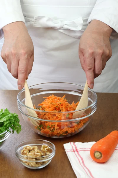Виготовлення тертого морквяного салату, кидання салату — стокове фото