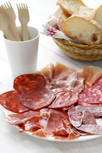 Vários tipos de salame espanhol, salsicha e presunto . — Fotografia de Stock