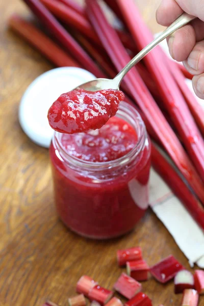 Cucharada de mermelada de ruibarbo casera — Foto de Stock