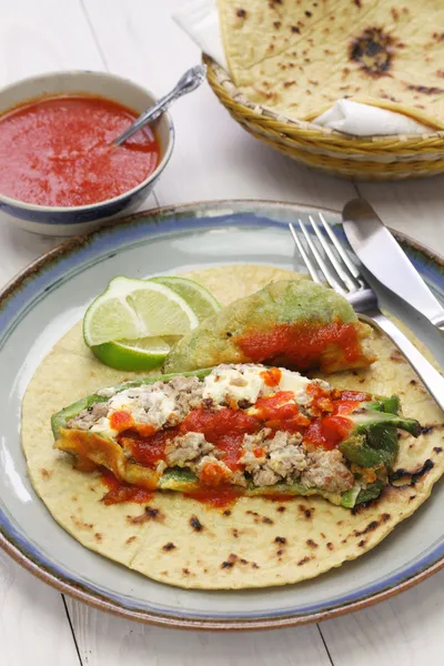 Chile relleno (nadziewane chili) tacos, kuchnia meksykańska — Zdjęcie stockowe