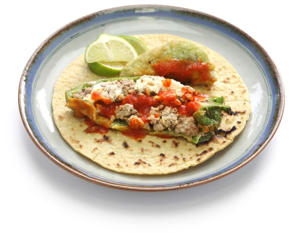Chile relleno (nadziewane chili) tacos, kuchnia meksykańska — Zdjęcie stockowe