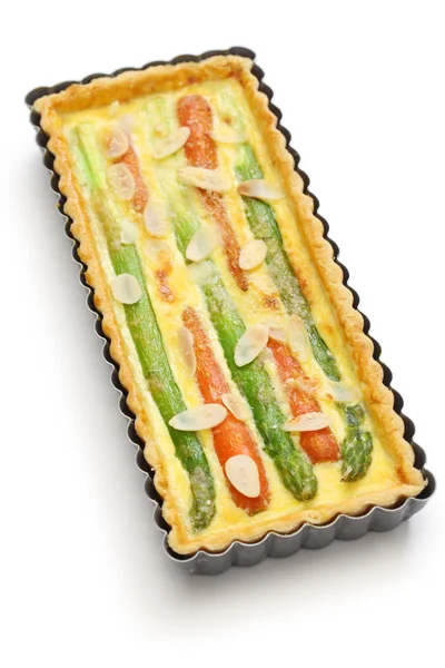 Quiche di verdure fatte in casa isolate su sfondo bianco . — Foto Stock