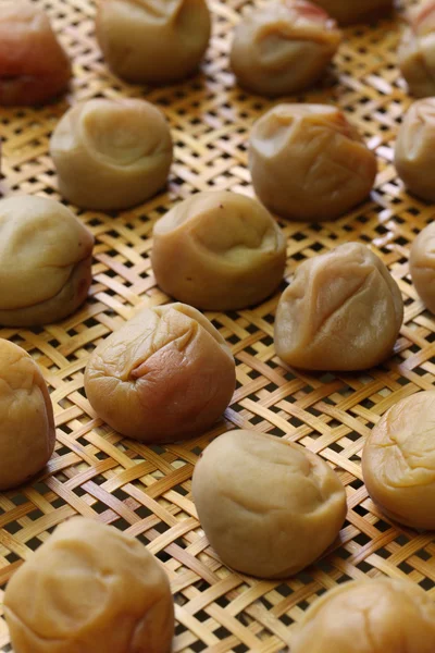 Umeboshi (Japanse zoute pruimen in het zuur maken) — Stockfoto