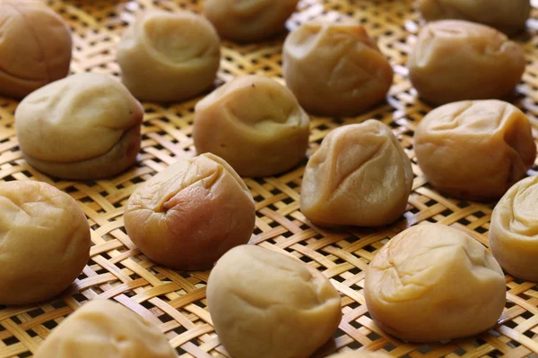 Umeboshi (Japanse zoute pruimen in het zuur maken) — Stockfoto