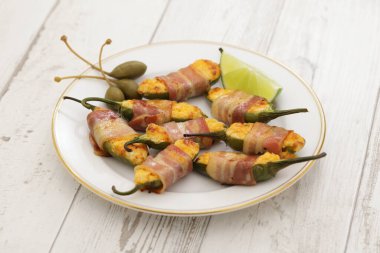 domuz pastırması sarılı jalapeno poppers, parti aperatifleri