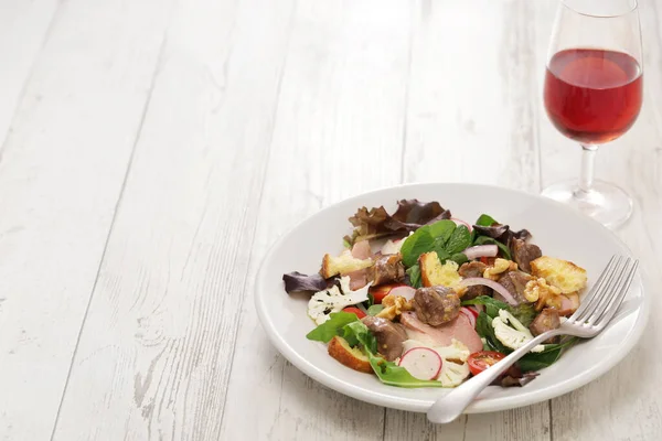 Perigord Salat Entenmagen Confit Geräucherte Entenbrust Und Walnüsse Französische Küche Stockbild