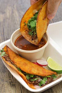 Daldırmak için birria tacoları, Meksika yemekleri.