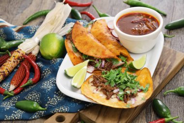 Ev yapımı sığır eti birria taco, Meksika yemeği.