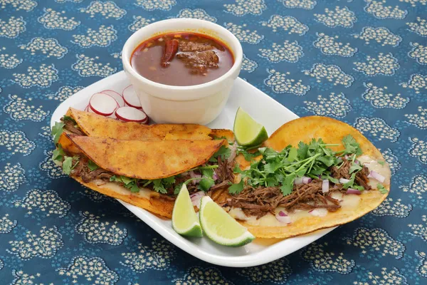 Hausgemachte Rindfleisch Birria Tacos Mexikanisches Essen Stockfoto