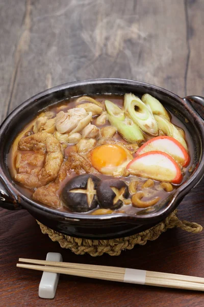 米高梅是用米高汤蒸煮的日本面汤 在名古屋地区 这很受欢迎 主要成份有鸡肉 芝麻菇 炸豆腐 鸡蛋和青葱 — 图库照片