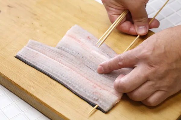 日本のうなぎ料理を用意し 串に刺して食べる — ストック写真