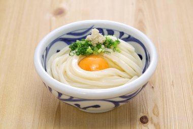Kamatama Udon, çiğ yumurta ve soya soslu sıcak udon eriştesi. Japon yemeği.