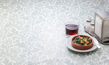 Garbanzos guisados y espinacas (ıspanaklı nohut yahnisi), İspanyol tapas tabağı, pankart