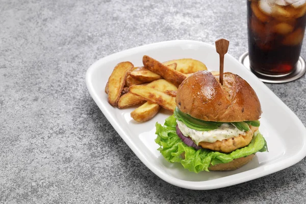 Hamburguesa Salmón Casera Con Aguacate Salsa Tártara — Foto de Stock