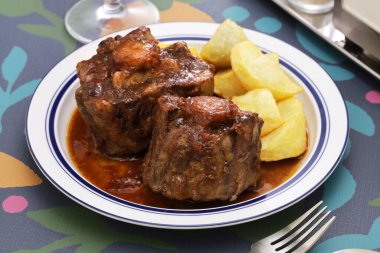 İspanyol boğa kuyruğu yahnisi (rabo de toro )