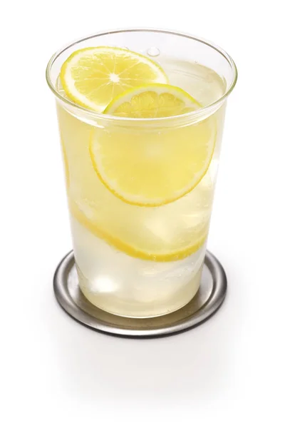 Shochu Minuman Suling Jepang Highball Dengan Lemon Segar — Stok Foto