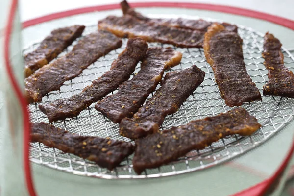 Hausgemachtes Rindfleisch Ruckartig Mariniertes Fleisch Der Sonne Netz Trocknen — Stockfoto