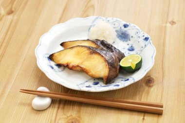 Izgara miso marine edilmiş siyah morina balığı, Japon mutfağı.