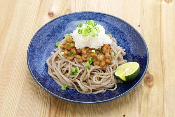 Soba Bokhveteknudler Med Natto Gjærede Soyabønner Ristede Daikonreddiker Japansk Mat – stockfoto