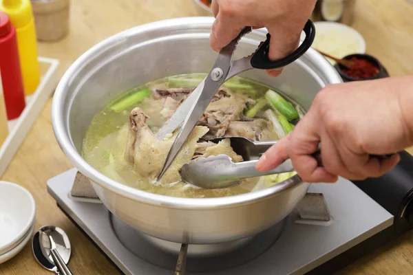 Koreaanse Hele Kippensoep Hete Pot Snijden Hele Kip Met Schaar — Stockfoto