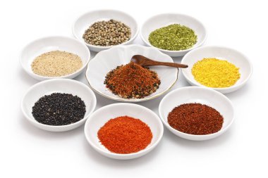 Shichimi Togarashi Japon mutfağı için vazgeçilmez aromatik bir baharattır. Kurutulmuş kırmızı biber ve diğer baharatların karışımı..