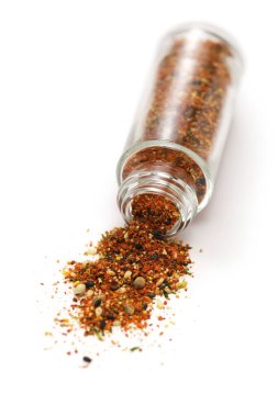 Shichimi Togarashi (Japon mutfağı için vazgeçilmez aromatik baharatlar) şişeden döküldü. Kurutulmuş acı biber ve diğer baharatların bir karışımı. Bu ev yapımı..