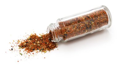 Shichimi Togarashi (Japon mutfağı için vazgeçilmez aromatik baharatlar) şişeden döküldü. Kurutulmuş acı biber ve diğer baharatların bir karışımı. Bu ev yapımı..