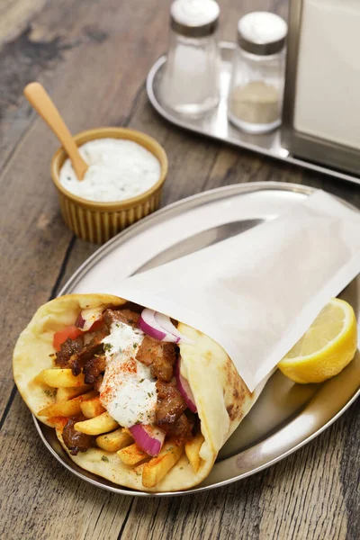 Hemmagjorda Gyron Fläskkött Vitasmacka Med Tzatziki Yoghurtsås Grekisk Mat — Stockfoto