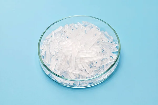 空に隔離されたペトリ皿のメンソール結晶青の背景 — ストック写真