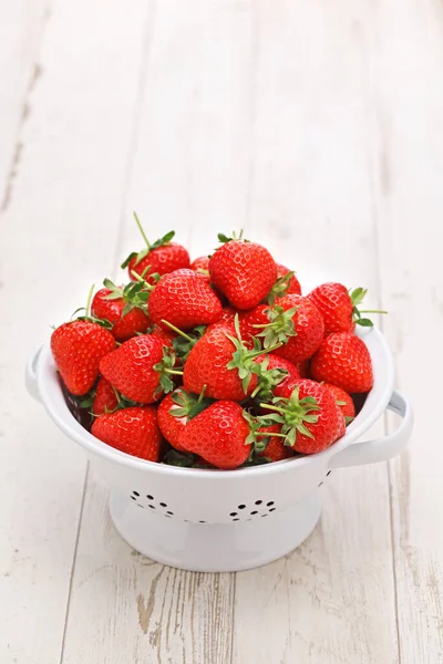 Colador Lleno Hermosas Fresas Recién Recogidas Tallo Largo — Foto de Stock