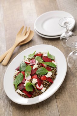 Ev yapımı yeşil mercimek salatası.