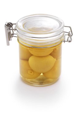 Kavanozda saklanmış limon.