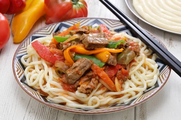 Laghman, kuzu etli ve sebzeli el yapımı erişte tabağı, Uygurca mutfağı.