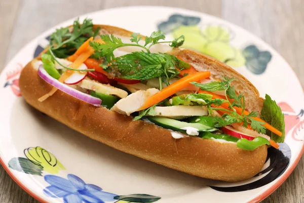 Banh Kep Thit Bir Vietnam Tavuklu Sandviç — Stok fotoğraf