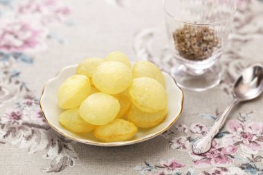 Pommes suflesi, kızarmış patates ve mantar tuzu.