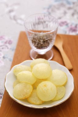 Pommes suflesi, kızarmış patates ve mantar tuzu.