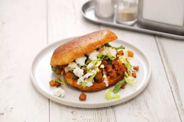 Pambazo Mexicansk Chorizo Kartoffelsandwich - Stock-foto