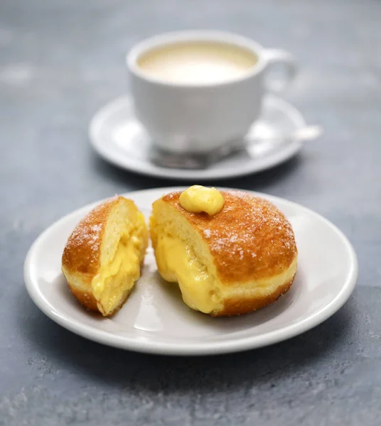 Homemade Bomboloni Filled Custard Italian Stuffed Donuts — стоковое фото