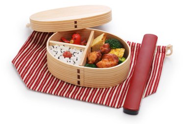 Japon ev yapımı öğle yemeğini ahşap bento kutusuna koydu.