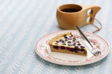 Fin yaban mersinli turtası (mustikkapiirakka) ve bir fincan kahve, kopyalama alanı